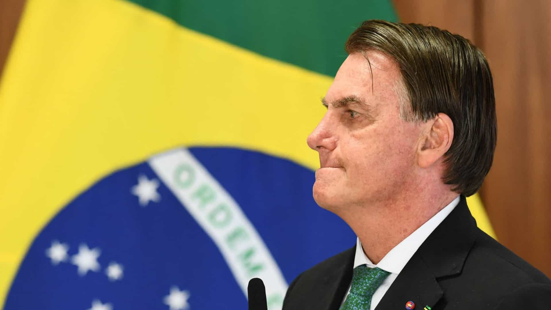 Bolsonaro desconversa sobre reajuste a servidor e diz que problema é